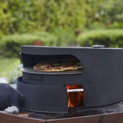 Four à Pizza Dynamic Centre Pour Brasero Nestor Et Jules - Barbecook 8 Four à Pizza Dynamic Centre Pour Brasero Nestor Et Jules - Barbecook -Barbecue Boutique four pizza dynamic centre nestor jules barbecook 5404035708071 2